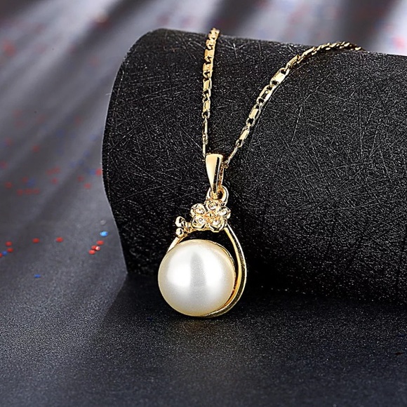 Jewelry - 🌺 NWOT pearl necklace.